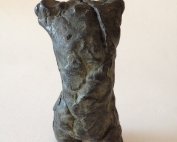Escultura Pit Partit Pecho Partido de marta darder realizada en bronce frontal