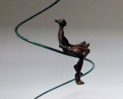 "Assegut Al Vuit", Escultura de Bronce