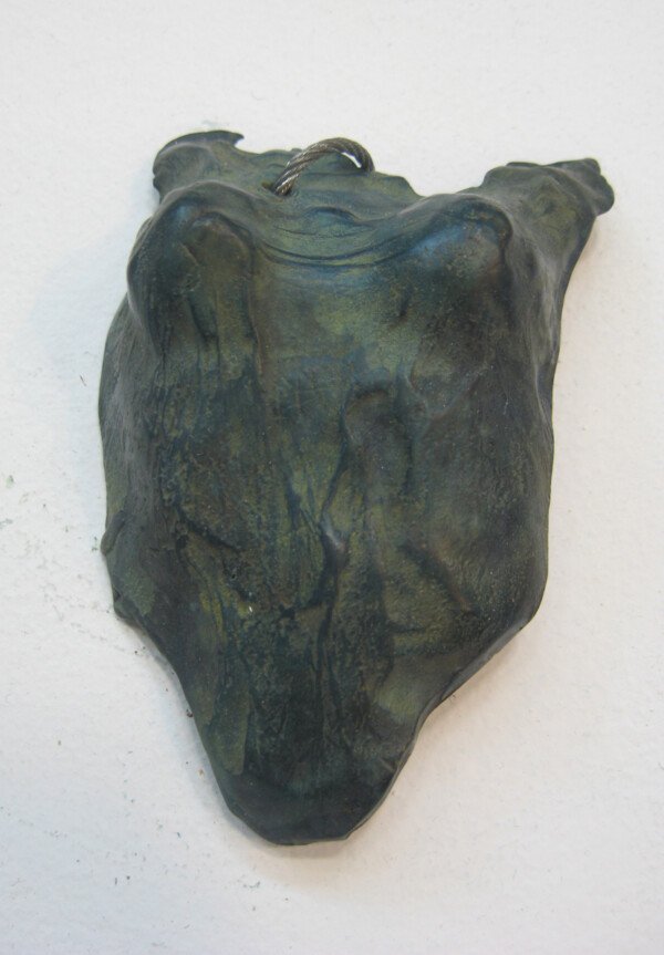 escultura cuirassa coraza marta darder hecha de bronce